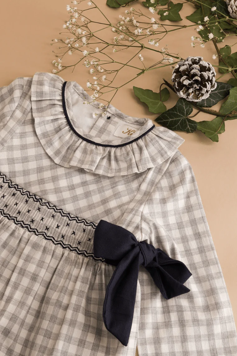 Adriana, robe à smocks en sergé vichy gris pâle – Image 5